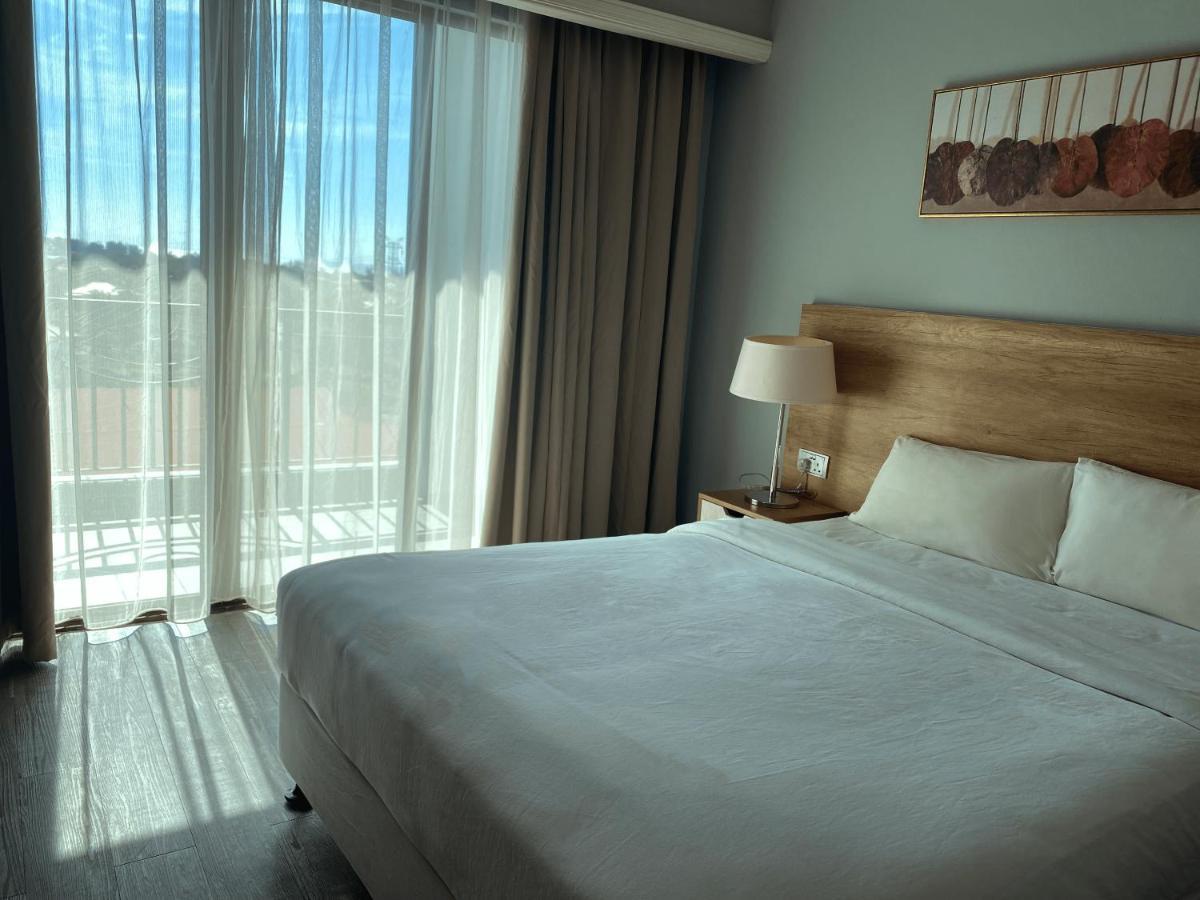 The Lanes Hotel Tutong Экстерьер фото