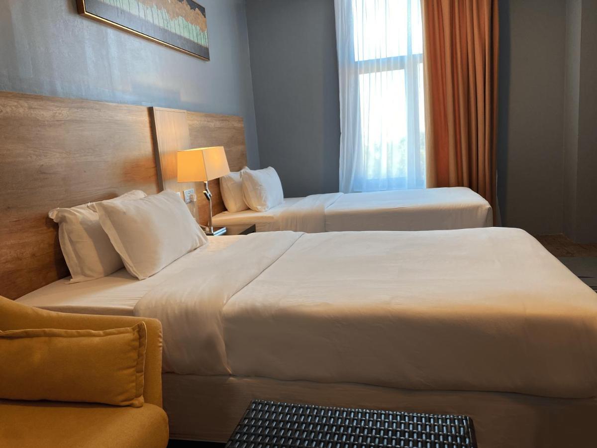 The Lanes Hotel Tutong Экстерьер фото