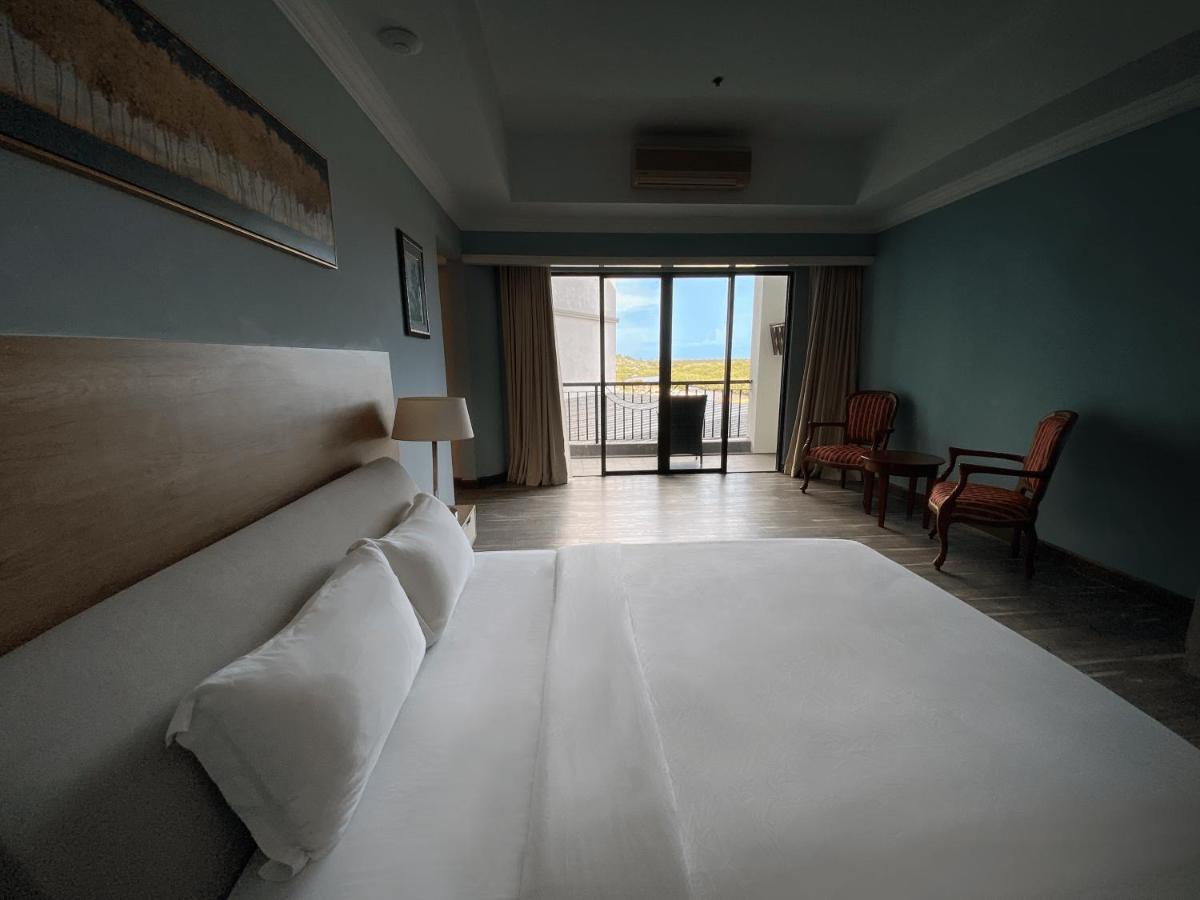 The Lanes Hotel Tutong Экстерьер фото