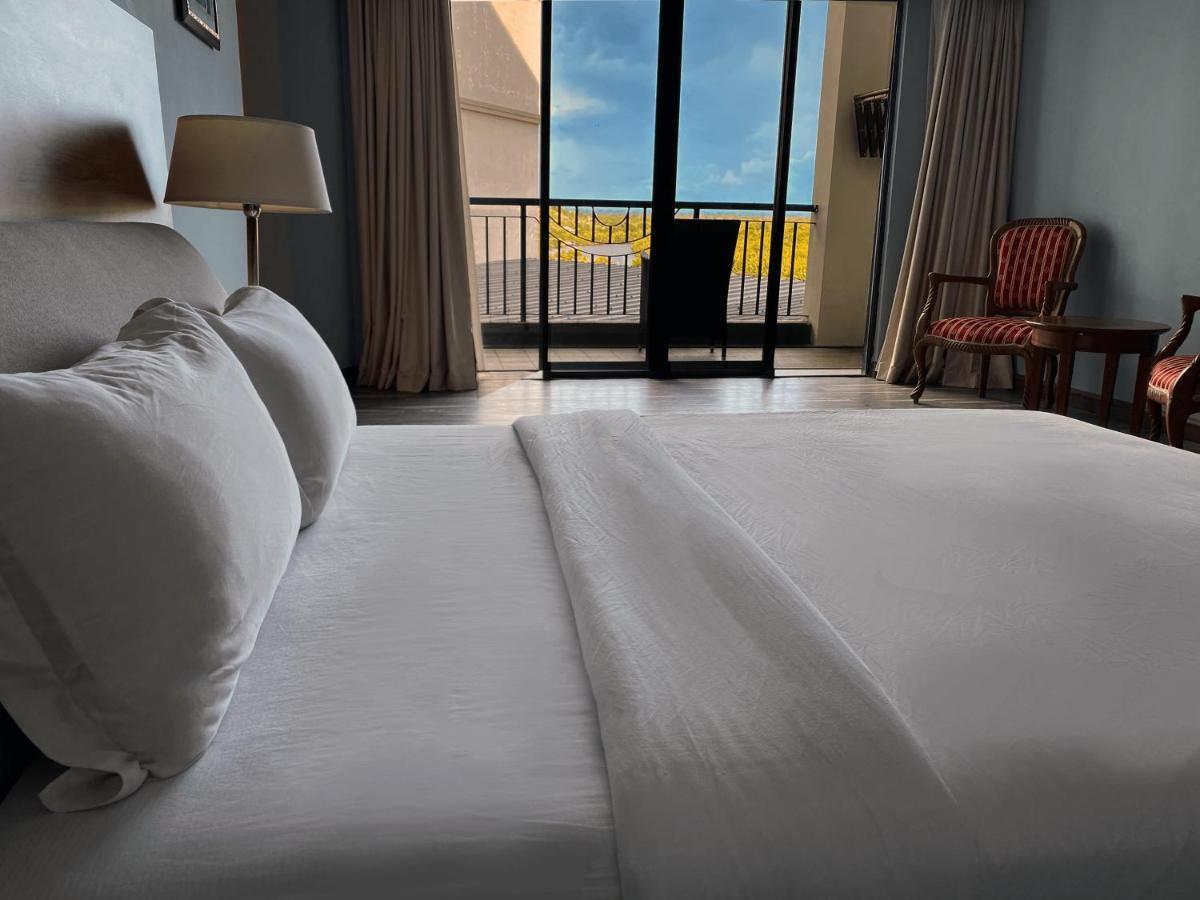 The Lanes Hotel Tutong Экстерьер фото