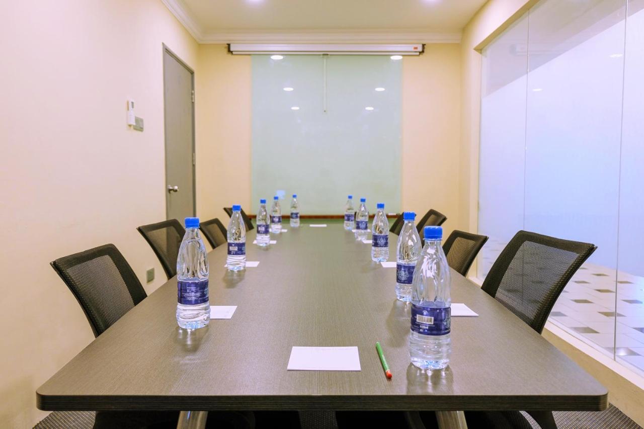 The Lanes Hotel Tutong Экстерьер фото